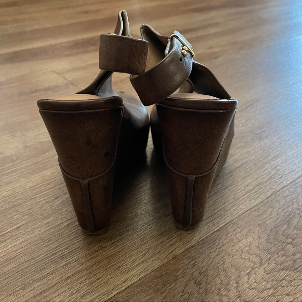 CHARLES DAVID NEW AMES WEDGE HEELS. - Picture 5 of 9